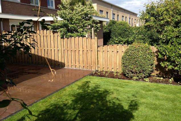 Bijzondere design tuin aanleggen in Tiel met keramische buitentegels 
